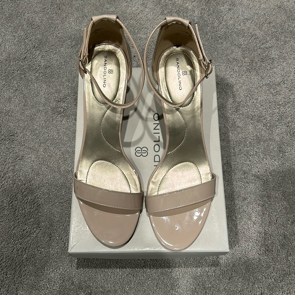 Bandolino pump sandal. Natural